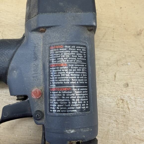 Craftsman 18 Gauge Brad Nailer 5/8" to 2" Air Power Tool - Picture 10 of 13